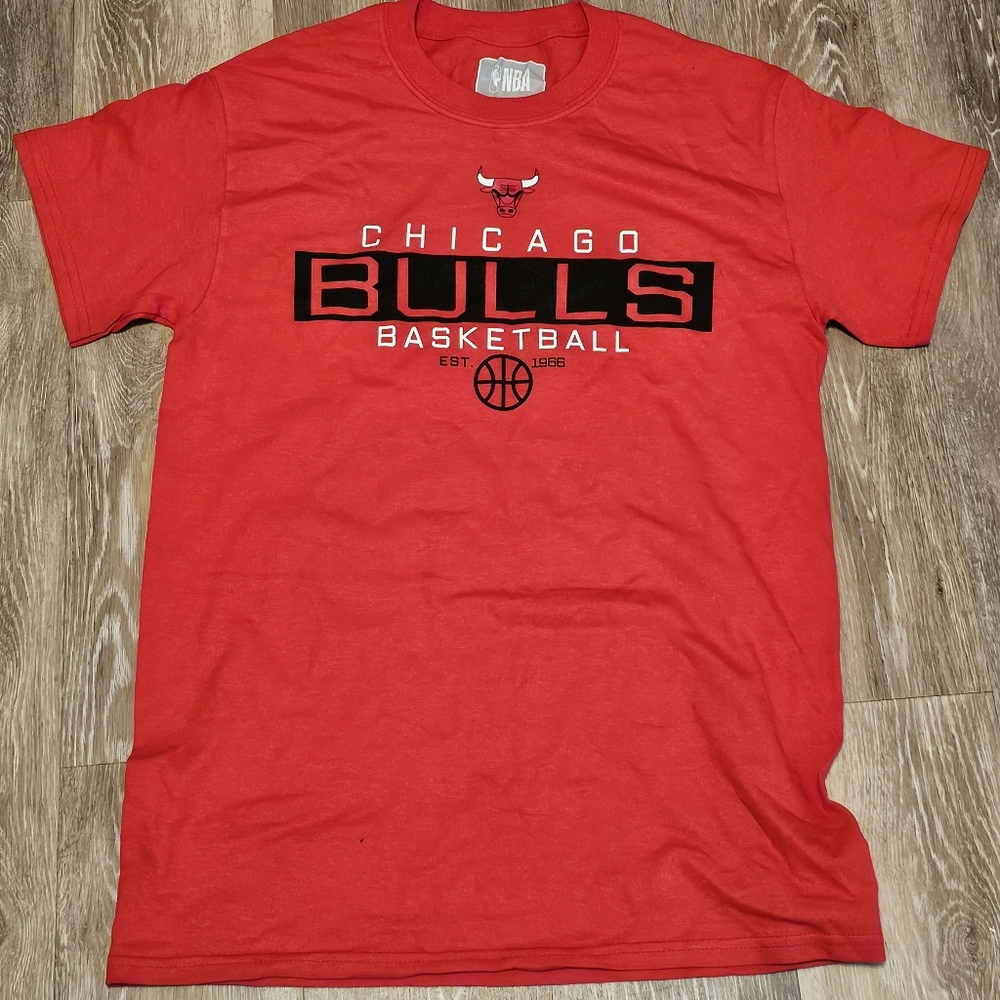 Chicago Bulls Red Graphic T-Shirt. NWOT Mens‎ Size Small.